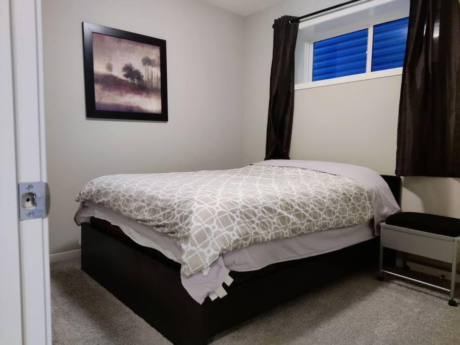 Villa Brand New Entire Guest By Lake Near Calgary